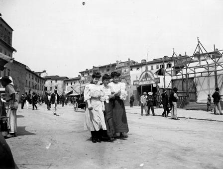 Piazza Mercatale. La Fiera di Prato (a.1907)