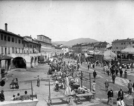 Piazza Mercatale. La Fiera di Prato (a.1913)