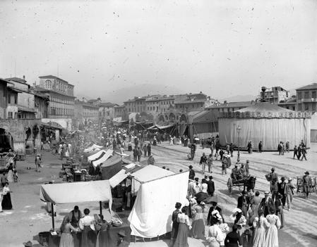 Piazza Mercatale. La Fiera di Prato (a.1914?)
