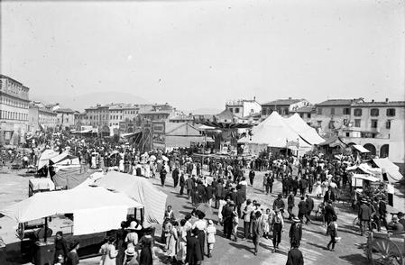 Piazza Mercatale. La Fiera di Prato (a.1910)