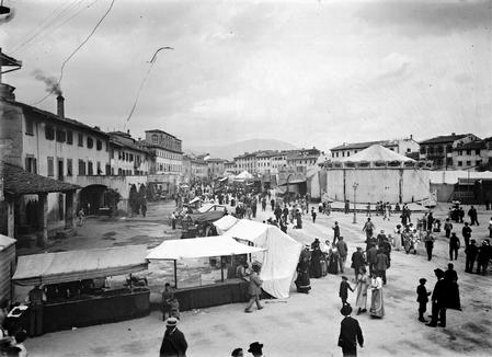 Piazza Mercatale. La Fiera di Prato (a.1911)
