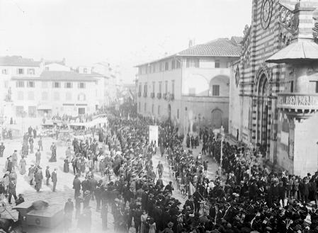 Piazza Duomo. Corteo Misericordie (a.1913?)