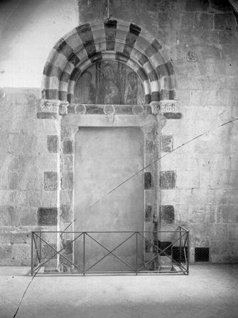 Spedale di Prato. Porta romanica